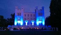 21_Heiligendamm_02_Burg_blau_beleuchtet - frontal 1
